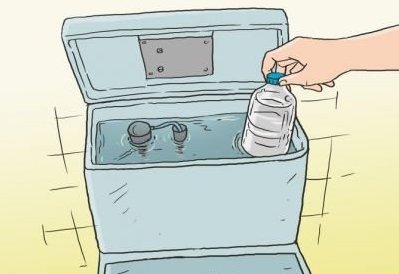 Đặt chai nhựa vào ngăn chứa nước xả