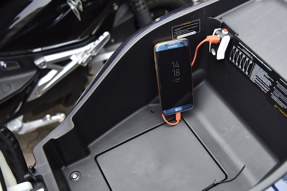 Một số mẫu sạc điện thoại gắn trên xe máy chất lượng phổ biến